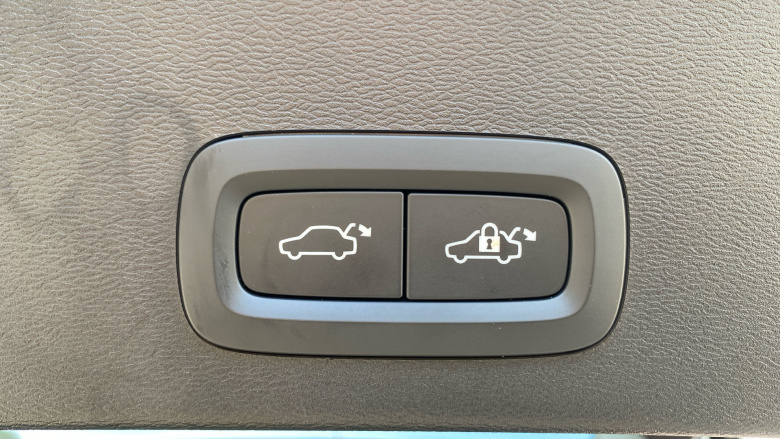 Volvo XC40 2.0 B3P Plus Dark 5dr Auto Petrol Estate